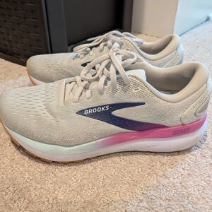 Brooks Women's Gray Running Shoes